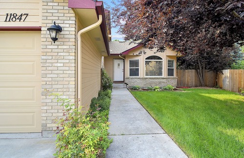 Southwest Ada County Alliance House | Spacious 5-bedroom house in Boise sleeps 12, treadmill, Fantastic location.