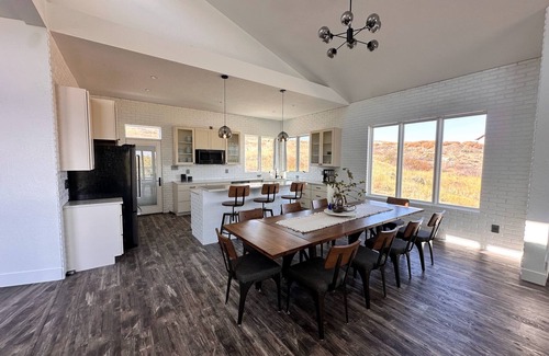 Brule House | Spacious 5-Bedroom House on Lake McConaughey – Lake front, WiFi, AC