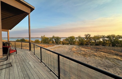 Brule House | Spacious 5-Bedroom House on Lake McConaughey – Lake front, WiFi, AC