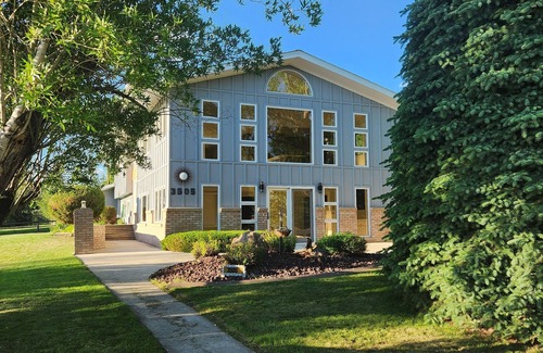 Butte House | Spacious 5-bedroom house with WiFi, AC in charming Butte