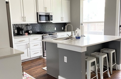 Dallas House | Spacious 5-bedroom house in beautiful Dallas with AC
