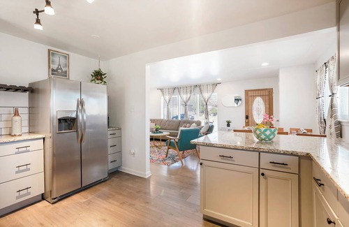Twin Lakes House | Spacious 5-bedroom house - Modern, Pet/Family friendly and Centrally Located!