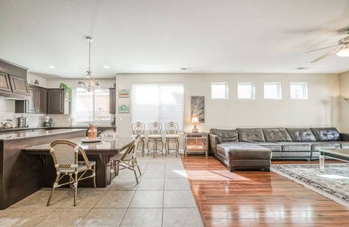 Raisin House | Spacious 5-bedroom house in Fresno with Pool, BBQ, & AC
