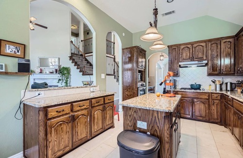 Frisco House | Spacious 5-bedroom house with WiFi, fitness room, comm pool