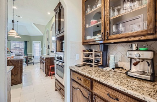 Frisco House | Spacious 5-bedroom house with WiFi, fitness room, comm pool