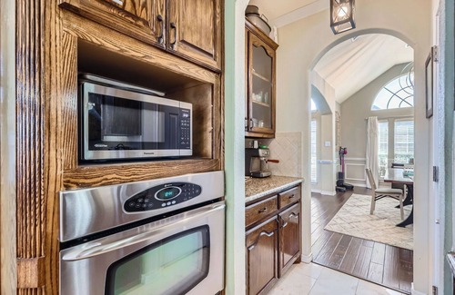 Frisco House | Spacious 5-bedroom house with WiFi, fitness room, comm pool