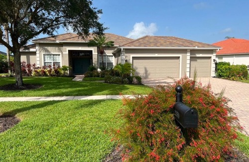 Valencia Lakes House | Spacious 5-bedroom house in superb Naples with AC, WiFi, pool and much more.