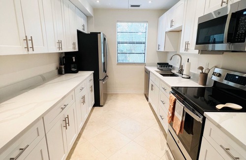 Lake Park House | Spacious 5-bedroom house in fabulous Naples - 1 mile to the beach!