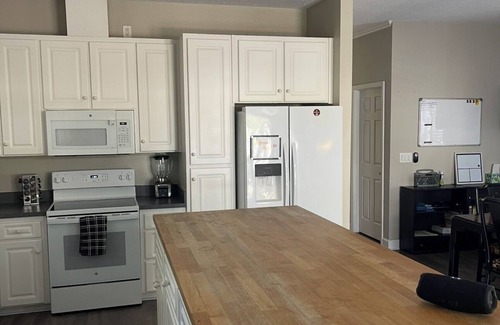 Hyde Park House | Spacious 5-bedroom house in Tampa, walk to Old Hyde Park Village. Fast WiFi,