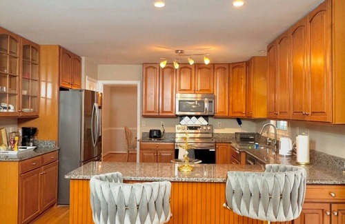 Tysons House | Spacious 5-bedroom house in lovely Tysons with AC, Pool table, WiFi