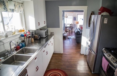 Ashville House | Spacious 5-bedroom Lakefront house with AC and WiFi in wonderful Ashville