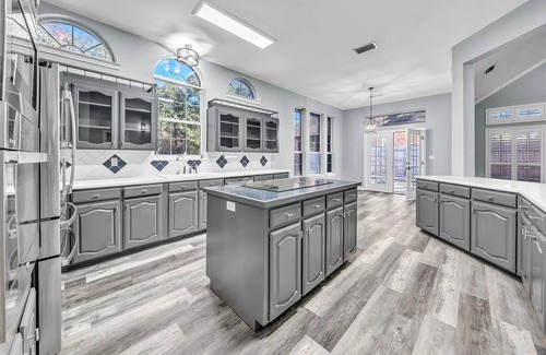 Ennis House | Spacious 5-bedroom Lakeside Retreat w/Pool in Ennis, TX -Sleeps 14
