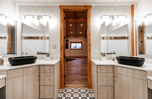 Kamas Cabin | Spacious 5-bedroom lodge in fabulous Kamas with WiFi, AC