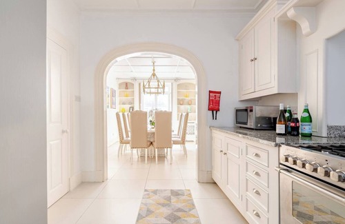Westminster Villa | Spacious 5 Bedroom Mansion with AC, WiFi Opposite Buckingham Palace