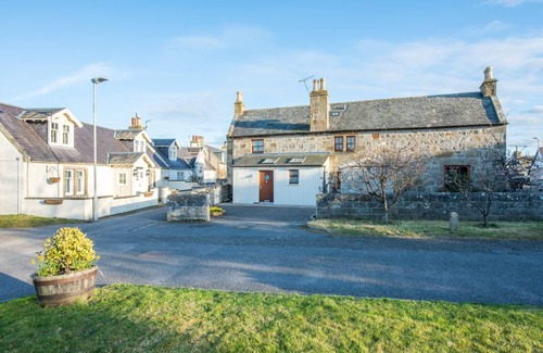Kinloss House | Spacious 5 Bedroom. Pet-Friendly Self Catering Cottage in Findhorn.