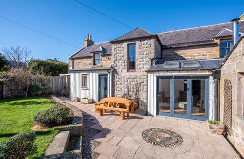 Kinloss House | Spacious 5 Bedroom. Pet-Friendly Self Catering Cottage in Findhorn.