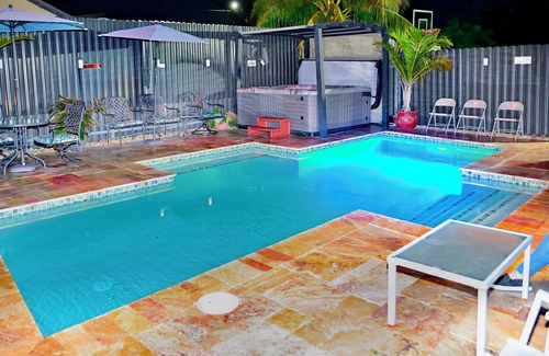 Miami Gardens House | Spacious 5-bedroom pool house 5 mins from hardRock stadium with 3 jacuzzi& gym
