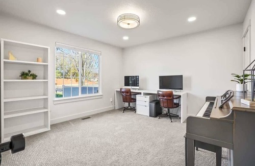 Meridian House | Spacious 5-Bedroom Retreat with Pool Access