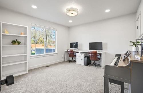 Meridian House | Spacious 5-Bedroom Retreat with Pool Access