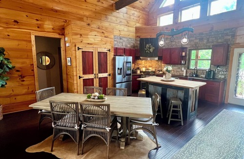 Cartersville House | Spacious 5-bedroom rustic retreat on 10 acres in charming Dallas