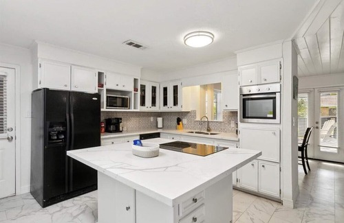 Groves House | Spacious 5-Bedroom Short-Term Rental in Groves, TX