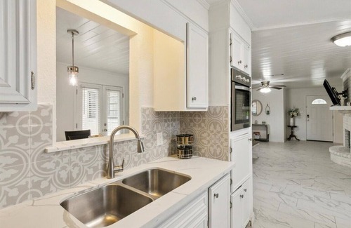 Groves House | Spacious 5-Bedroom Short-Term Rental in Groves, TX