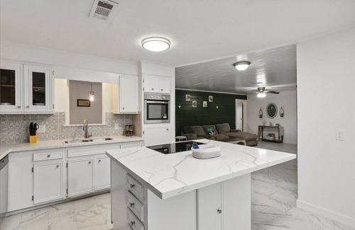 Groves House | Spacious 5-Bedroom Short-Term Rental in Groves, TX