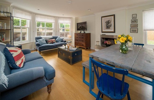 Seaview Apartment | Spacious 5 bedroom split level flat with three bathrooms and open plan kitchen living area, sleeps