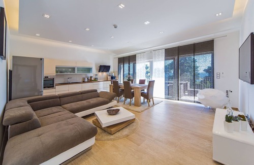 Mlini Villa | Spacious 5 bedroom Stone Villa with Private Pool and Sea view