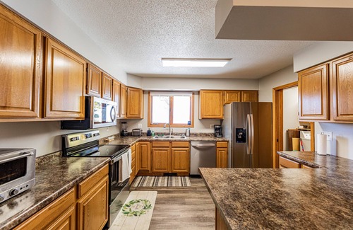 Battle Lake House | Spacious 5-bedroom house on Deer Lake, with Amazing Sunsets and View of the Lake
