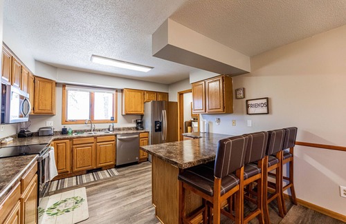 Battle Lake House | Spacious 5-bedroom house on Deer Lake, with Amazing Sunsets and View of the Lake