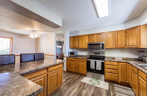 Battle Lake House | Spacious 5-bedroom house on Deer Lake, with Amazing Sunsets and View of the Lake