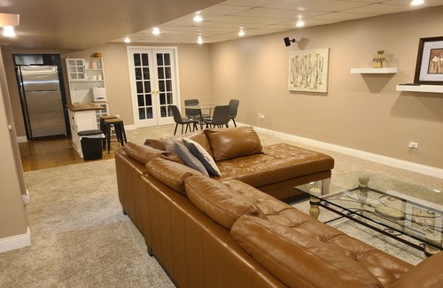 Fox Valley House | Spacious 5-bedroom house with WiFi, AC in tranquil Bolingbrook