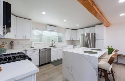 Otay House | Spacious 5-bedroom house in fabulous Chula Vista with WiFi, AC