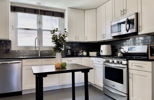 Forest Park House | Spacious 5-Bedroom Retreat in Forest Park