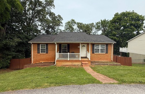 Front Royal House | Spacious 5-bedroom house with WiFi, AC in charming Front Royal