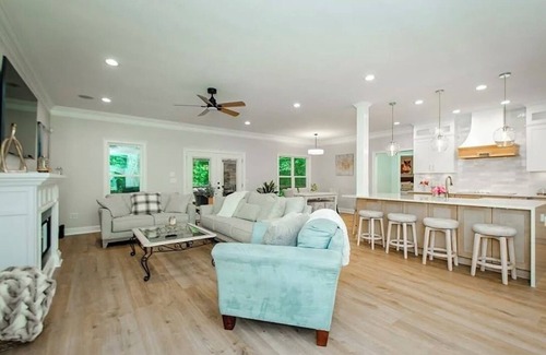 Gainesville House | Spacious 5-bedroom house in charming Gainesville lake side with WiFi, Hot Tub.