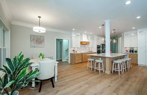 Gainesville House | Spacious 5-bedroom house in charming Gainesville lake side with WiFi, Hot Tub.