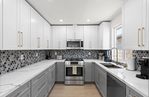 North Hills House | Spacious 5-bedroom Newly Remolded Home with Stylish Designs