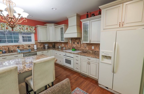 Martinsville House | Spacious 5-bedroom house with WiFi and AC in charming Martinsville
