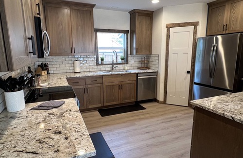McMinnville House | Spacious 5 Bedroom Wine Country Retreat & Hot tub