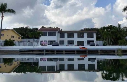 Miami Gardens House | Spacious 5-bedroom house with WiFi, fitness room in brilliant Miami Gardens