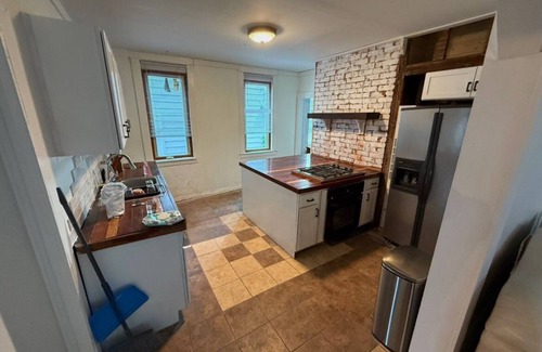 Parkersburg House | Spacious 5-bedroom house in charming Parkersburg with WiFi, AC