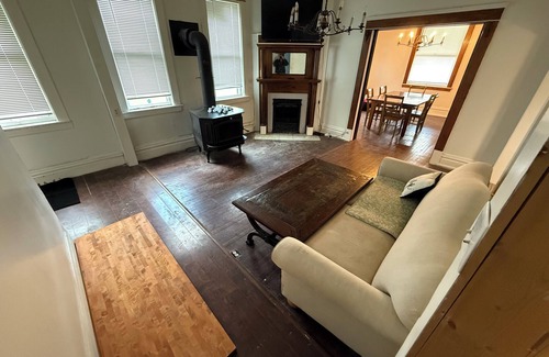 Parkersburg House | Spacious 5-bedroom house in charming Parkersburg with WiFi, AC