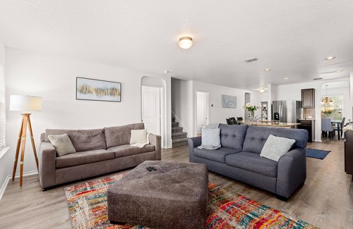 Southside House | Spacious 5 Bedroom-SeaWorld/Lackland Family Retreat