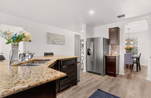 Southside House | Spacious 5 Bedroom-SeaWorld/Lackland Family Retreat