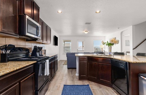 Southside House | Spacious 5 Bedroom-SeaWorld/Lackland Family Retreat