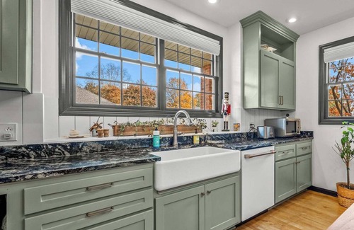 Springfield House | Spacious 5-bedroom house with WiFi, AC in tranquil Springfield
