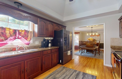 Summerville House | Spacious 5 bedroom retreat with seasonal pool and hot tub on 5 acres