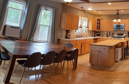 Williamstown House | Spacious 5-bedroom House, Walking Distance to Williams